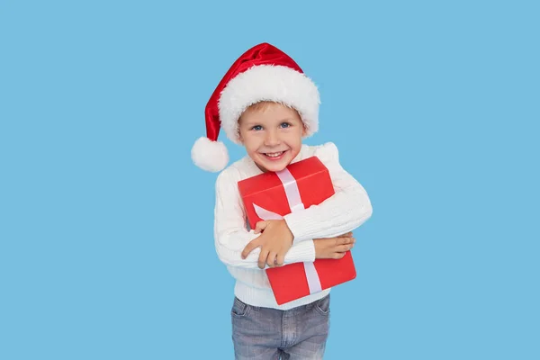 크리스마스 모자를 스러운 아이의 웃음이 분리되었습니다 상자를 숨긴다 휴일을 준비하는 — 스톡 사진