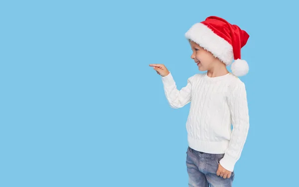 크리스마스 모자를 스러운 소년의 초상화 웃음이 분리되었습니다 왼쪽에 — 스톡 사진