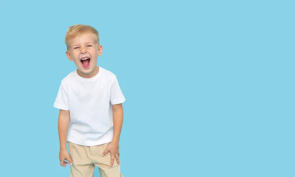 Portrait Rire Mignon Petit Garçon Debout Isolé Sur Fond Bleu — Photo