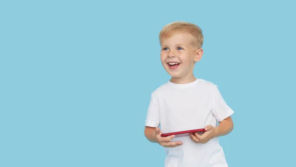 Nettes Lächelndes Kind Mit Smartphone Auf Blauem Hintergrund Werbung Für — Stockfoto