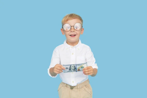 Παιδιά Και Χρήματα Έξυπνο Παιδί Γυαλιά Και Λευκό Πουκάμισο Κρατά — Φωτογραφία Αρχείου