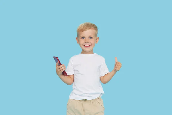 Χαριτωμένο Χαμογελαστό Παιδί Αγόρι Smartphone Μπλε Φόντο Διαφήμιση Εκπαιδευτικών Εφαρμογών — Φωτογραφία Αρχείου