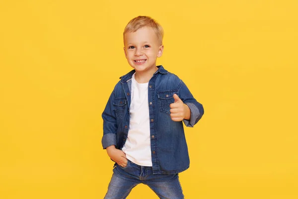 Χαρούμενο Αγοράκι Τζιν Ρούχα Εμφανίζεται Αντίχειρας Σύμβολο Κίτρινο Φόντο Διαφήμιση — Φωτογραφία Αρχείου