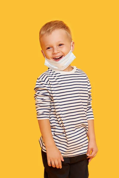 Πορτρέτο Του Χαριτωμένο Μικρό Αγόρι Φορώντας Προστατευτική Μάσκα Κίτρινο Φόντο — Φωτογραφία Αρχείου