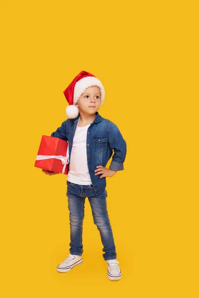 Portret Usatysfakcjonowanego Chłopca Świątecznym Kapeluszu Mikołaja Śmiech Odizolowany Żółtego Tła — Zdjęcie stockowe