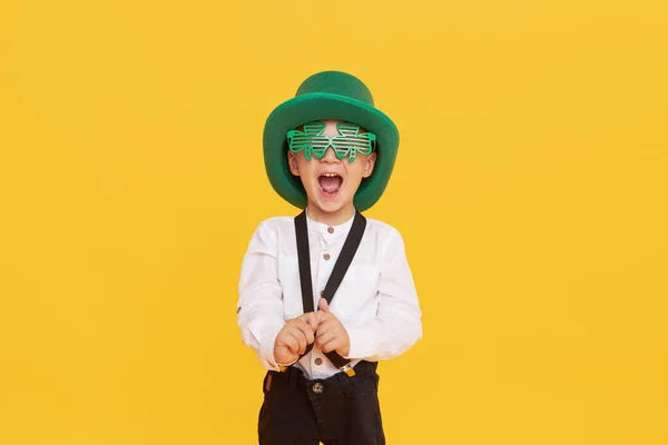 Petit Garçon Souriant Chapeau Lutin Vert Sur Fond Jaune Fête — Photo