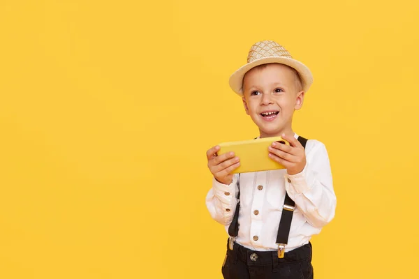 Милий Усміхнений Хлопчик Смартфоном Жовтому Тлі Реклама Освітніх Додатків Мобільному — стокове фото