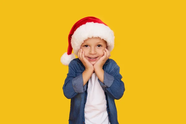 Portret Usatysfakcjonowanego Chłopca Ubranego Świąteczny Kapelusz Mikołaja Śmiech Odizolowany Kolorowego — Zdjęcie stockowe