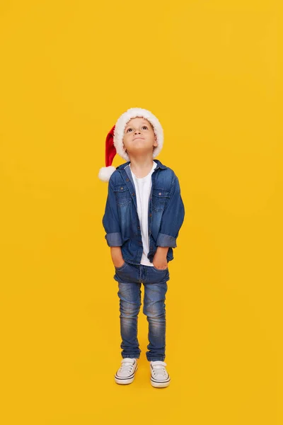 크리스마스 모자를 스러운 소년의 초상화 배경에 웃음을 있습니다 얼굴이네 — 스톡 사진