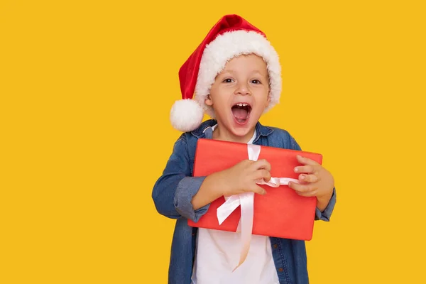 크리스마스 모자를 스러운 아이의 소리가 노란색 울려퍼졌습니다 상자를 숨긴다 휴일을 — 스톡 사진