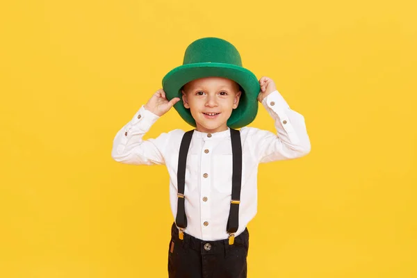 Petit Garçon Souriant Chapeau Lutin Vert Sur Fond Jaune Fête — Photo