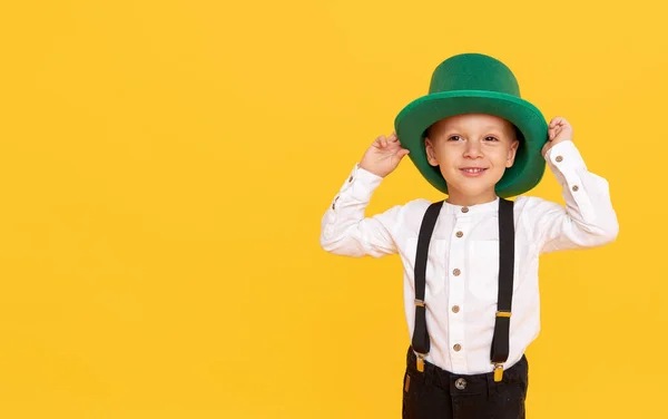 Petit Garçon Souriant Chapeau Lutin Vert Sur Fond Jaune Fête — Photo