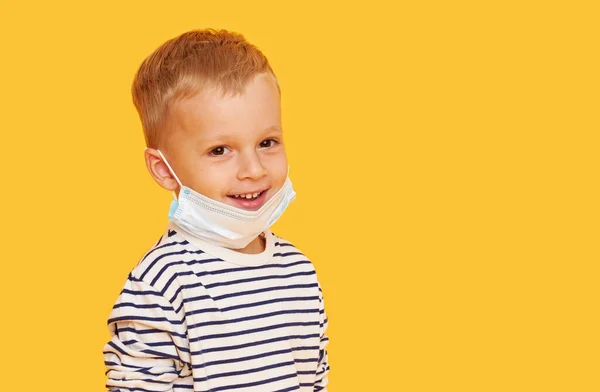 Πορτρέτο Του Χαριτωμένο Μικρό Αγόρι Φορώντας Προστατευτική Μάσκα Κίτρινο Φόντο — Φωτογραφία Αρχείου