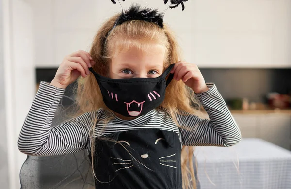 Niña Divertida Vestida Con Traje Canival Bruja Vacaciones Halloween Durante —  Fotos de Stock
