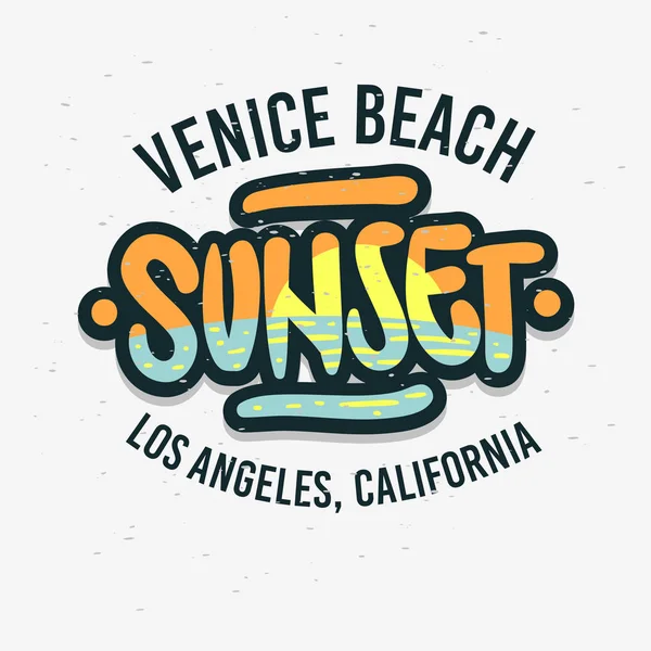 Velence Beach Los Angeles Kalifornia Sunset címke jel logó kézzel rajzolt betűkkel Modern kalligráfia póló és a matrica vektor kép — Stock Vector