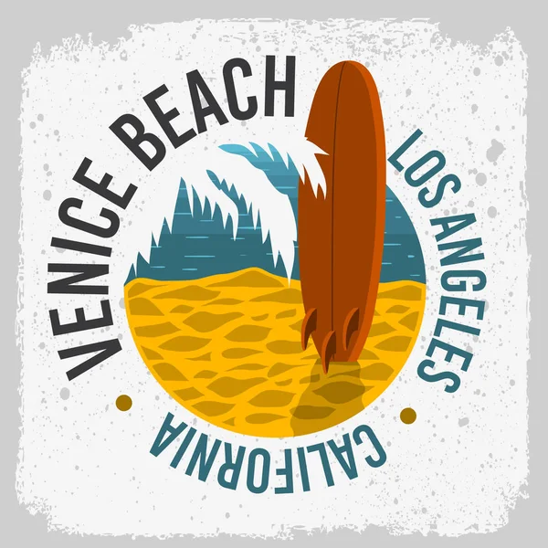 Wenecja Beach California Surfing Surf Design z A Surf Board na plaży i Palm liść Logo znak etykieta reklamy t shirt lub naklejki plakat wektorowa. — Wektor stockowy