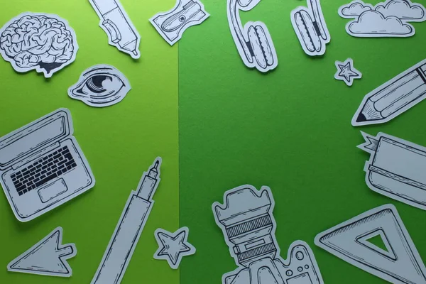 Creative Work Graphic Designer Outils connexes Symboles Appareils Objets Vue d'ensemble Composition conceptuelle avec papier dessiné à la main Art découpé sur fond vert — Photo