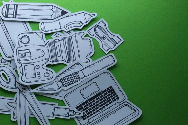 Pracy twórczej grafik związanych z narzędzia symboli urządzeń obiektów skład koncepcyjny widok z góry z ręcznie rysowane tuszem papieru sztuki pocięta na zielonym tle — Zdjęcie stockowe