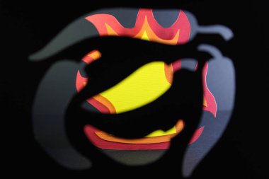 Siyah Craft Kağıt arka plan üzerinde kırmızı biber ile bir yangın Double Exposure kavramı kompozisyon kağıt kesme