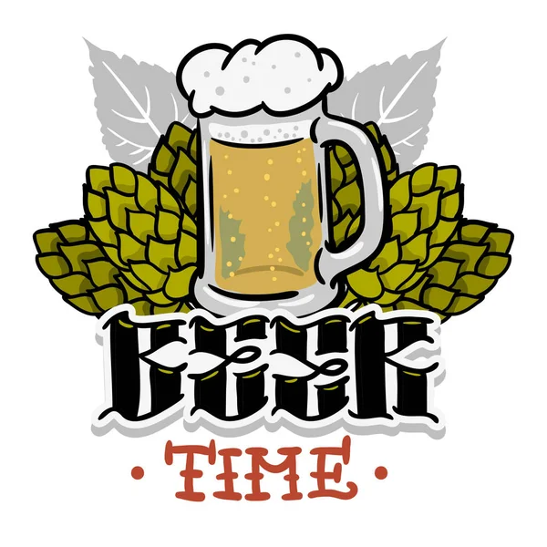 Progettazione disegnata a mano del tempo della birra per la stampa della maglietta con il luppolo e una tazza di illustrazione della birra su uno sfondo bianco grafica vettoriale — Vettoriale Stock