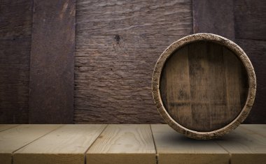 fıçının arka planı ve aşınmış eski ahşap masa