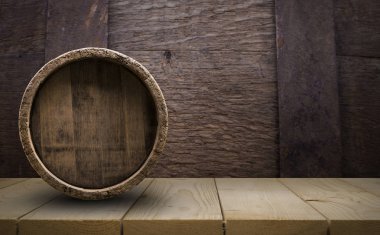 fıçının arka planı ve aşınmış eski ahşap masa