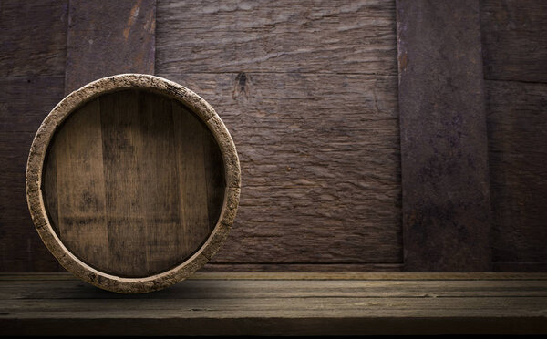 фон бочки и изношенный старый деревянный стол