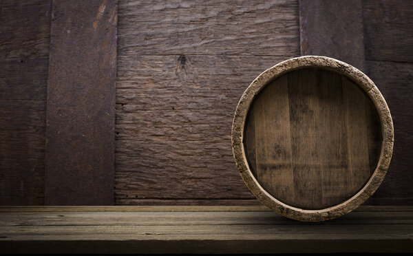 фон бочки и изношенный старый деревянный стол