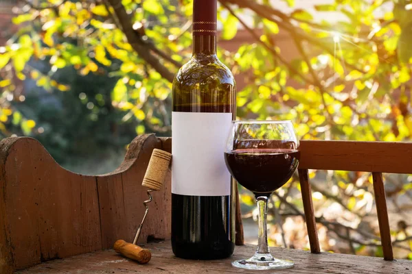 kırmızı şarap şişesi ve şarap kadehi yün fıçıda.