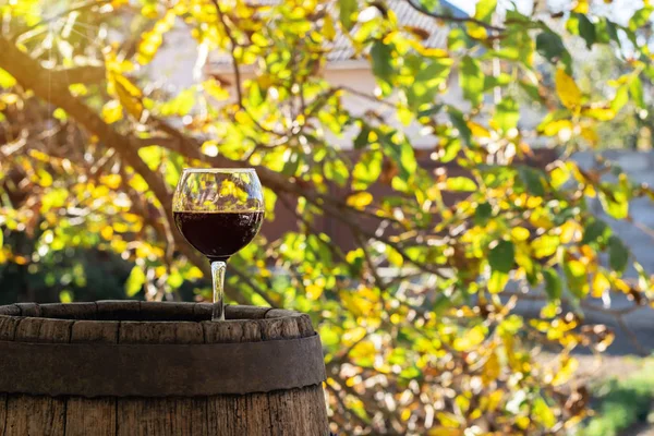 Rotweinflasche Und Weinglas Auf Holzfass — Stockfoto