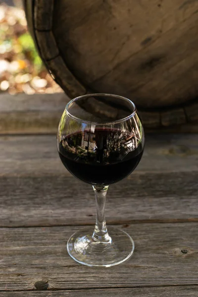 Rotweinflasche Und Weinglas Auf Holzfass — Stockfoto