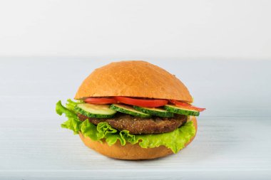 Ahşap masa beyaz arka plan üzerinde izole zanaat sığır eti burger