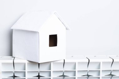 Kış - Isıtma sistemi kavramı ve bir ev modeli ile soğuk karlı havalarda evde