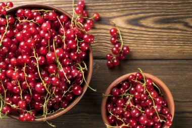 karanlık yüzeyi kırmızı kuş üzümü, kil kase