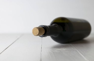 Kırmızı şarap şişesi ve tirbuşon kopya alanı Beyaz ahşap masa zemin üzerine