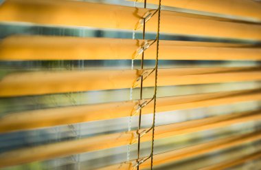 Modern plastik Shutter Jalousie güneş ışığıyla dolu bir odada