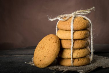 ev yapımı yulaf ezmeli kurabiye dize ile bağlı