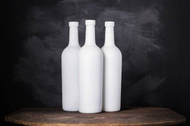 Şarap şişesi Mock-Up. Ahşap arka plan üzerinde kırmızı şarap şişe