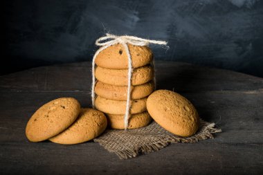 ev yapımı yulaf ezmeli kurabiye dize ile bağlı