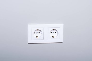 Bir duvara elektrik prizleri