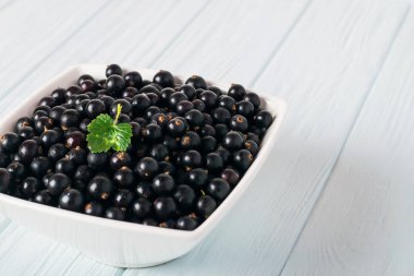 Yaprak sapı ile ahşap masa üzerinde Siyah frenk üzümü