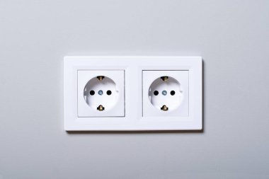 Bir duvara elektrik prizleri
