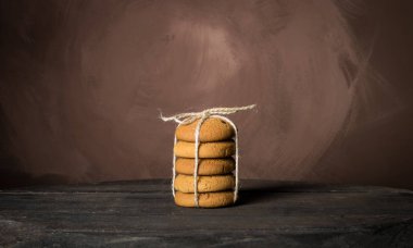 ev yapımı yulaf ezmeli kurabiye dize ile bağlı