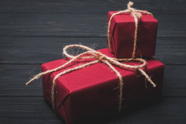Koyu ahşap arka plan üzerinde kırmızı hediye kutuları
