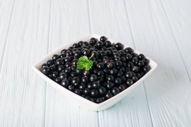 Yaprak sapı ile ahşap masa üzerinde Siyah frenk üzümü