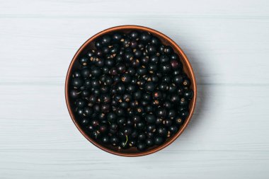 Yaprak sapı ile ahşap masa üzerinde Siyah frenk üzümü