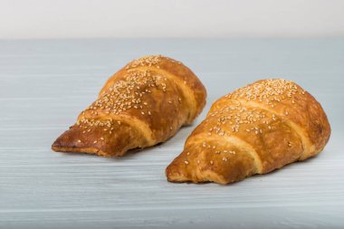 iki ay çöreği bir beyaz arka plan closeup izole pudra şekeri serpilir