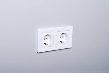 Bir duvara elektrik prizleri