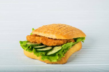 Preslenmiş ve tost Çift Kişilik panini jambon ve peynirli sandviç Kağıt ahşap bir masa üzerinde yılları arasında görev yapmıştır