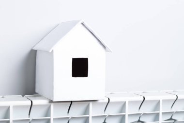 Kış - Isıtma sistemi kavramı ve bir ev modeli ile soğuk karlı havalarda evde